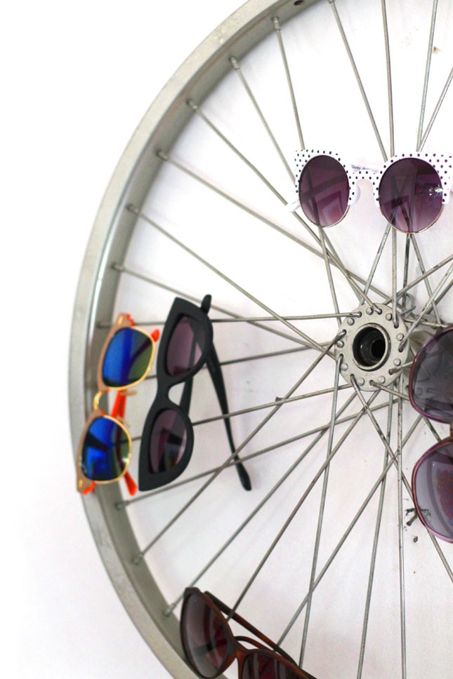Kreativ förvaring av solglasögon - på cyckelhjul