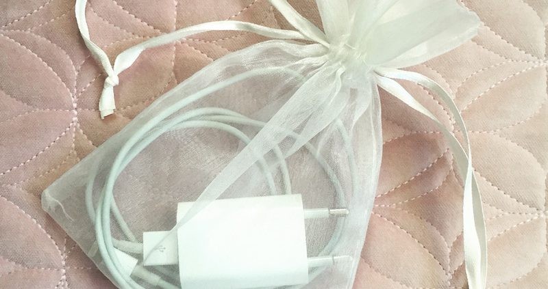 mobilladdare i handväskan