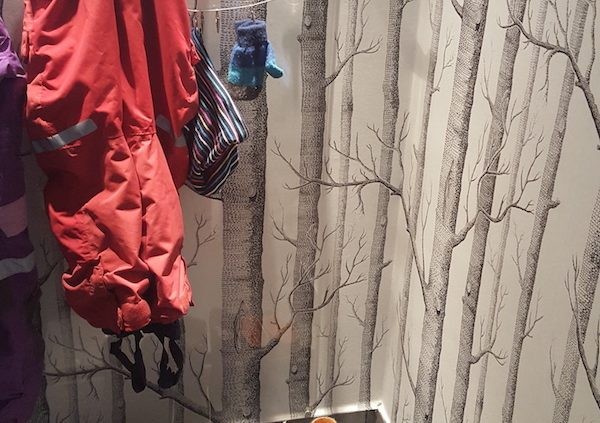 skydda hallen från smutsiga barnkläder