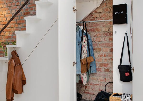 Hallinredning under trappan